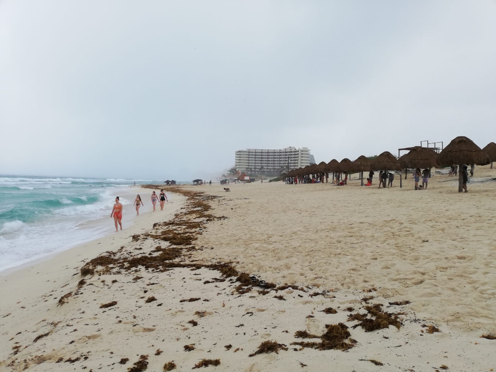 En algunas playas es posible observar una cantidad mínima de sargazo en Cancún