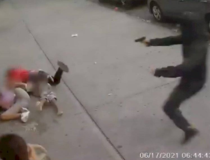 Hombre es baleado frente a dos niños en Nueva York: VIDEO