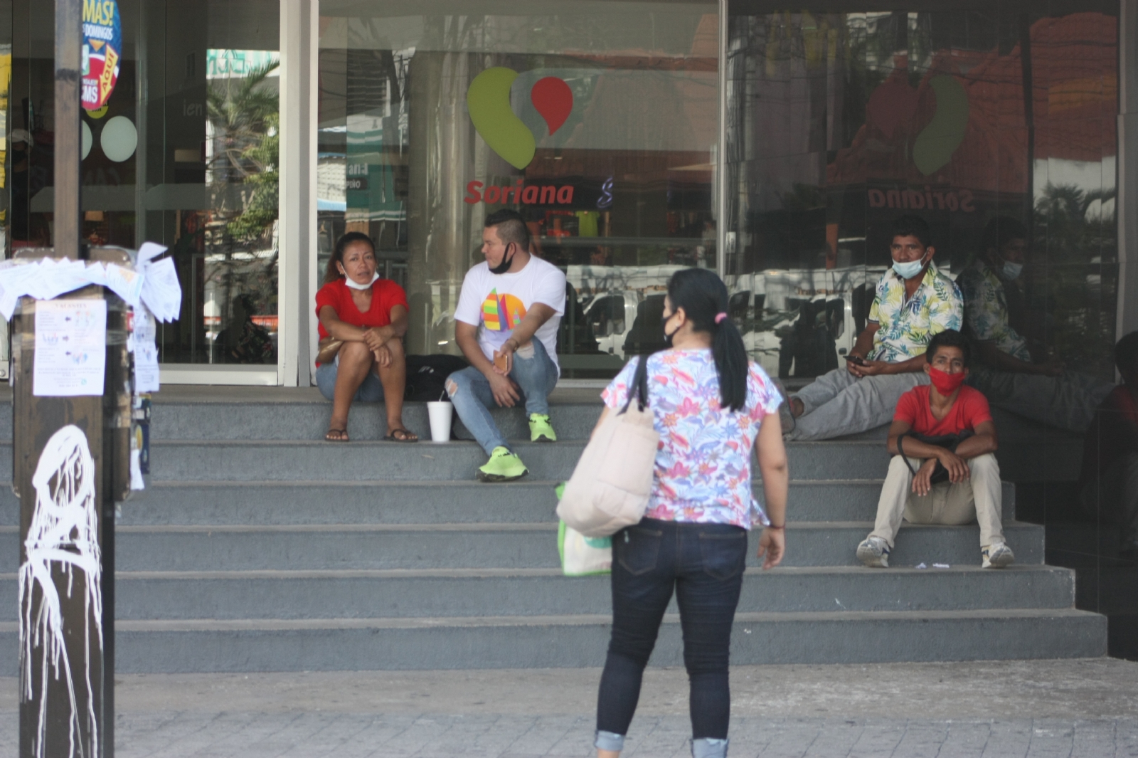 Vecinos de Cancún minimizan alza de contagios de COVID; van sin cubrebocas: VIDEO