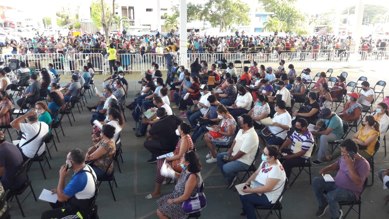 Más de tres mil personas hacen fila para recibir vacuna contra COVID-19 en Chetumal