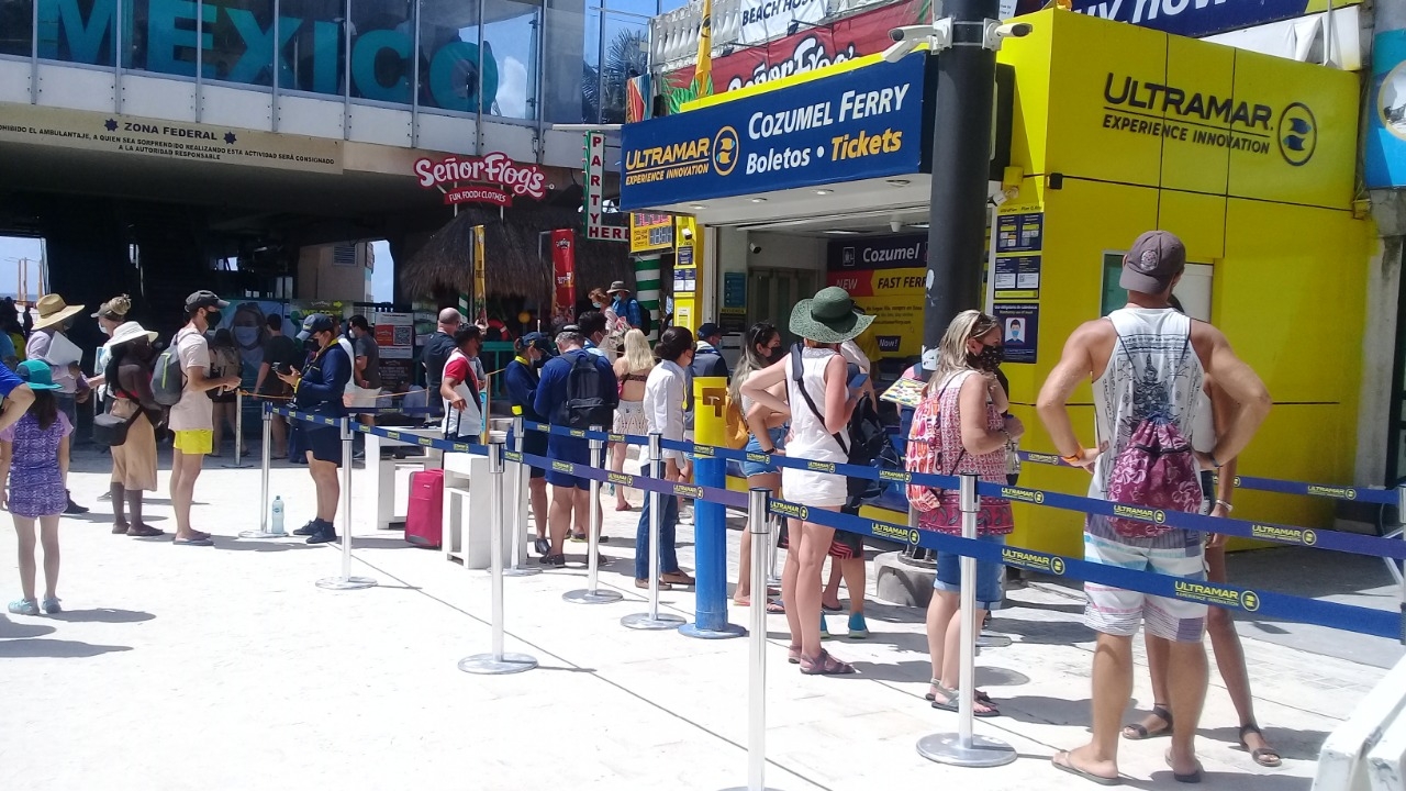 Turistas extranjeros insultan y 'manotean' para no usar cubrebocas en Playa del Carmen