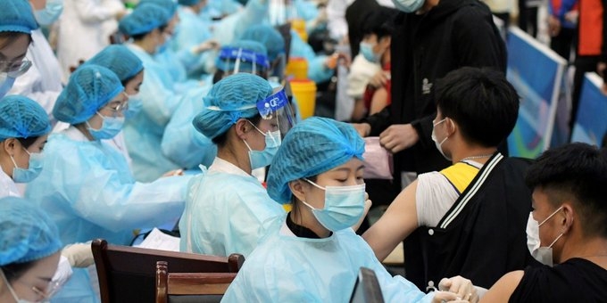 China rebasa las mil millones de dosis aplicadas contra el COVID-19