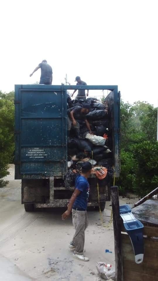 Dos camiones se encargas de la recolección de la basura en Holbox; el basurero permanece cerrado