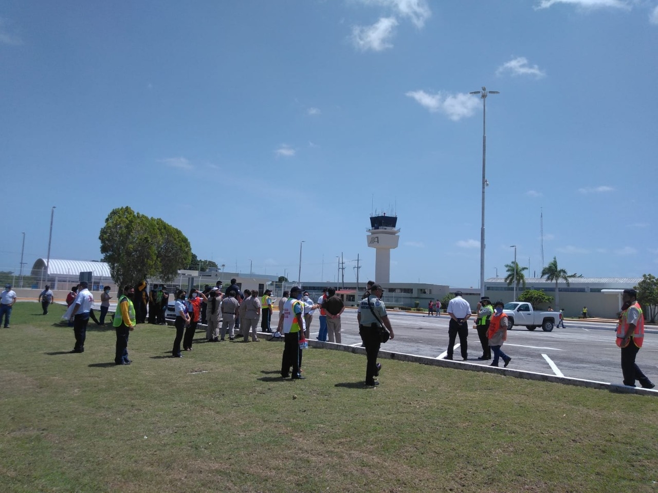 Simulacro Nacional 2021: Evacúan a personas por 'sismo' en el aeropuerto de Campeche