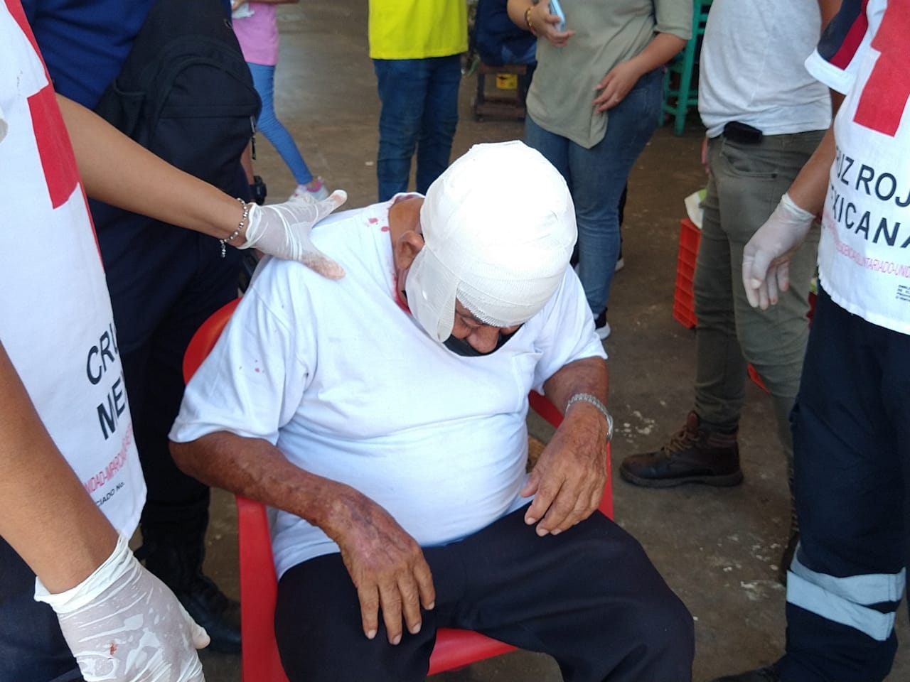Abuelito lesiona su cabeza tras caída en el mercado principal de Ciudad del Carmen