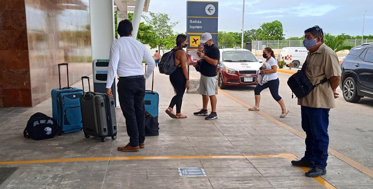 Familia de Coahuila pierde vuelo en el aeropuerto de Campeche