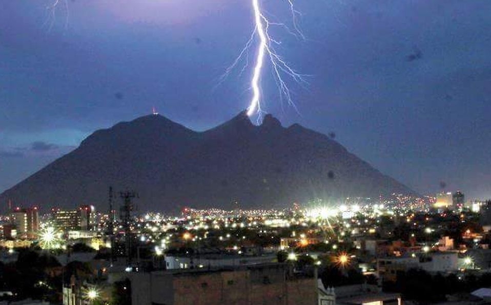 Tormenta eléctrica azota la zona metropolitana de Monterrey, NL
