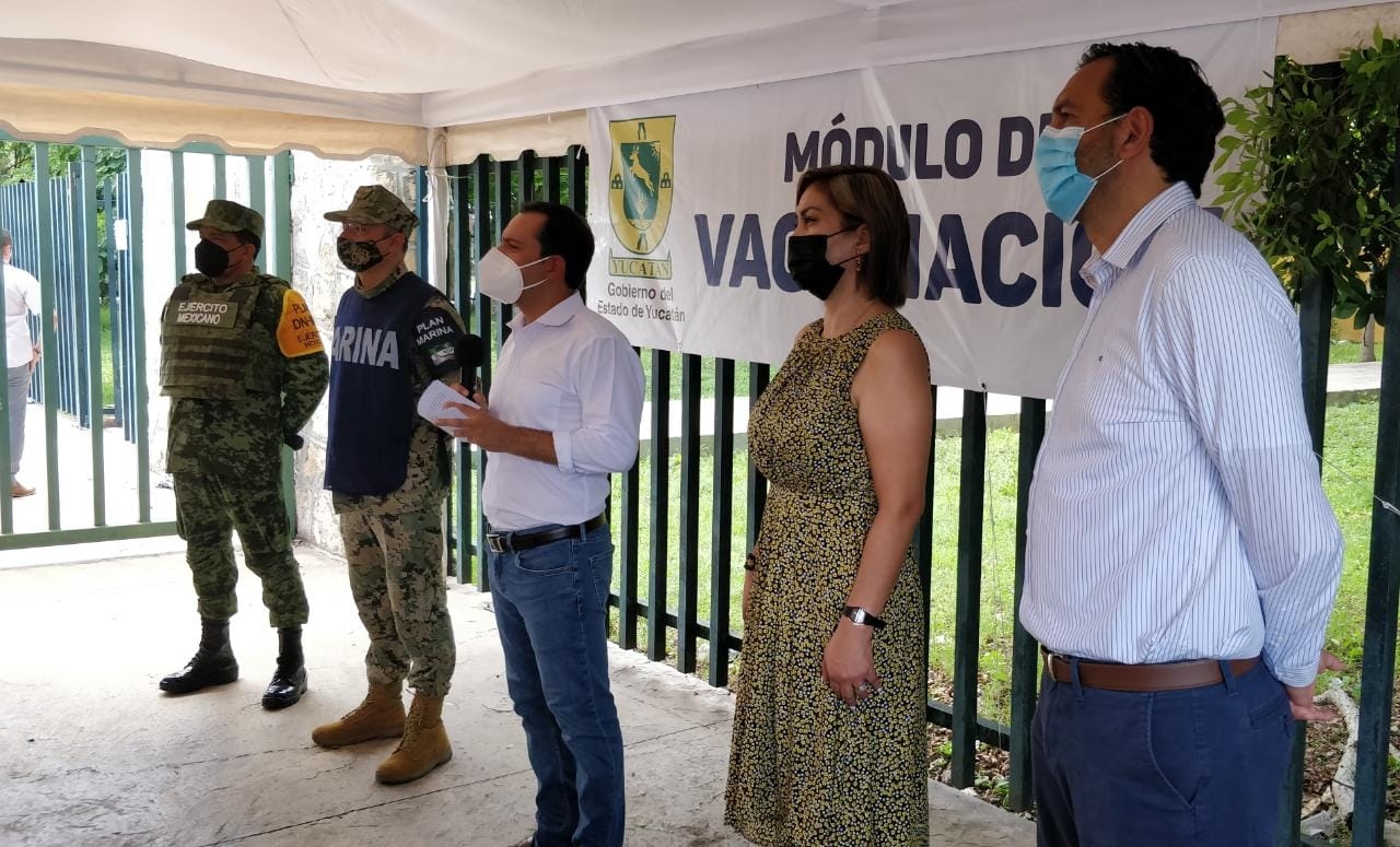 Mauricio Vila supervisa aplicación de la vacuna anticovid en Mérida