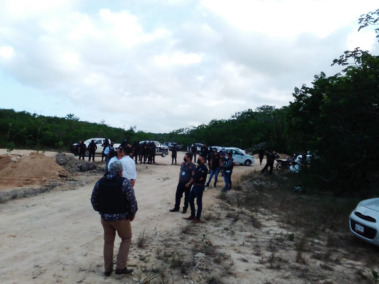 Policías desalojan a personas del predio 'Balam Tun' en Playa del Carmen