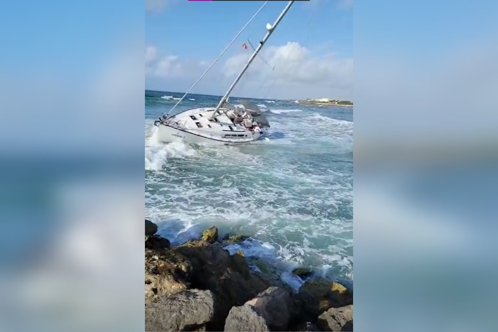 El yate 'Topazio II' fue arrastrado por las corrientes marinas hacia la zona donde actualmente permanece en Puerto Aventuras