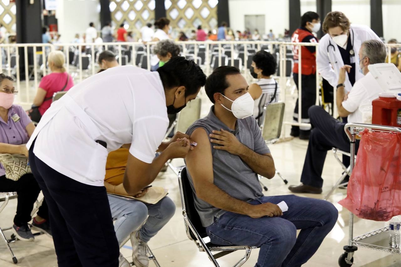 Mauricio Vila recibe vacuna contra el COVID-19