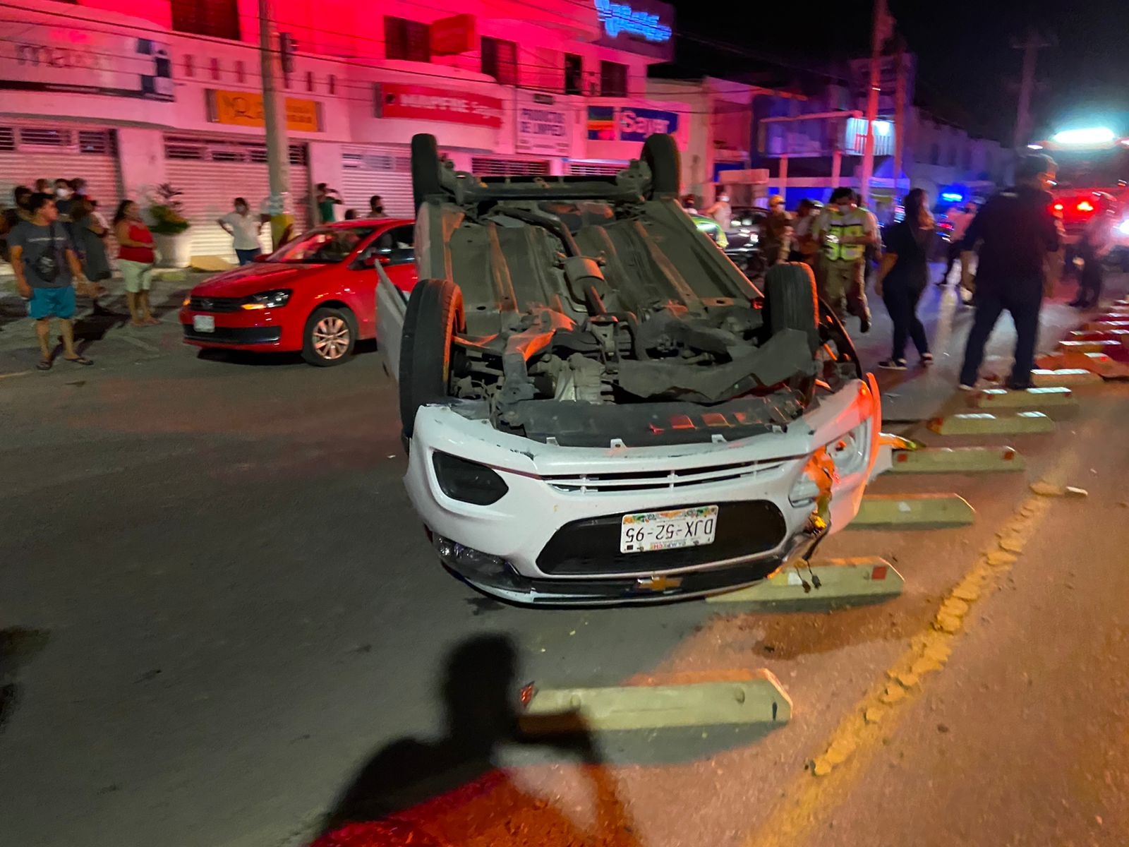 Choque deja tres automóviles destruidos y un menor herido en Campeche