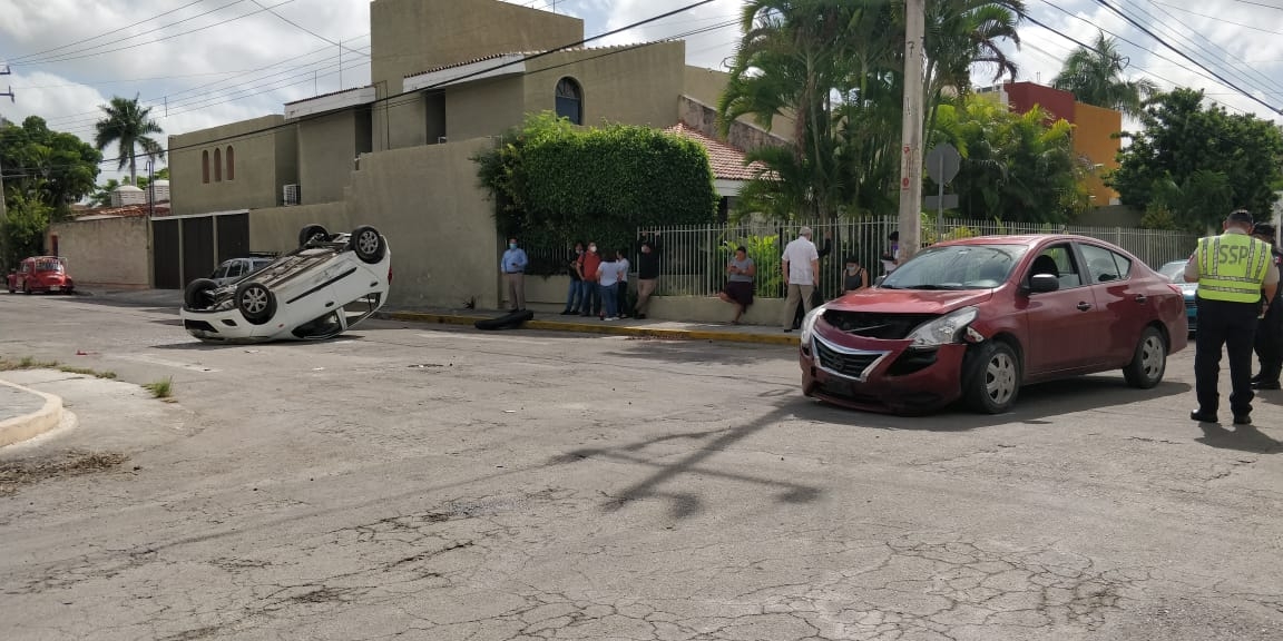 Mujer se pasa el alto y ocasiona volcadura de un conductor en Mérida: VIDEO
