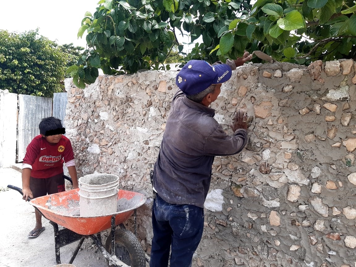 Niño de 11 años trabaja como albañil para ayudar a su familia en Tizimín