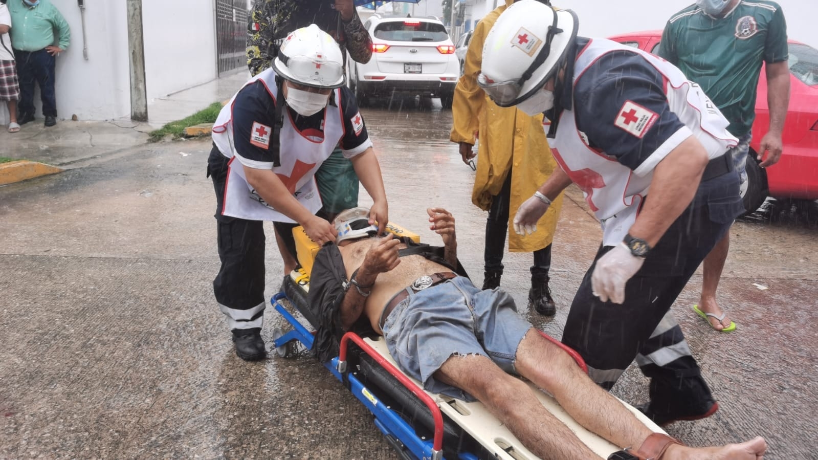 Motociclista se impacta contra una camioneta y queda mal herido en Ciudad del Carmen