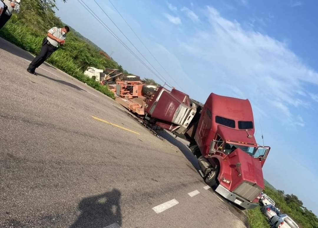 Volcadura de tráiler ocasiona tráfico lento en la carretera Chetumal-Escárcega