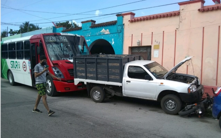 Autobús urbano impacta tres vehículos estacionados en Mérida