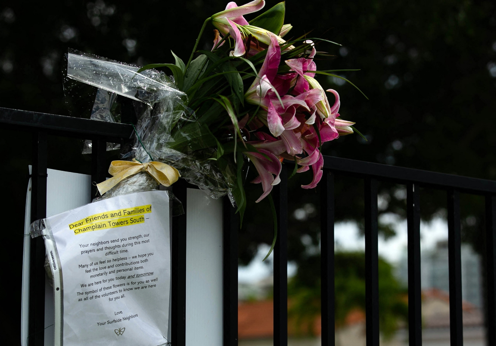 Memorial da nombre a desaparecidos en el desplome del edificio de Miami