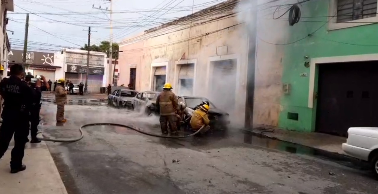 Se calcinan tres vehículos tras caída de cable en el Centro de Mérida: VIDEO