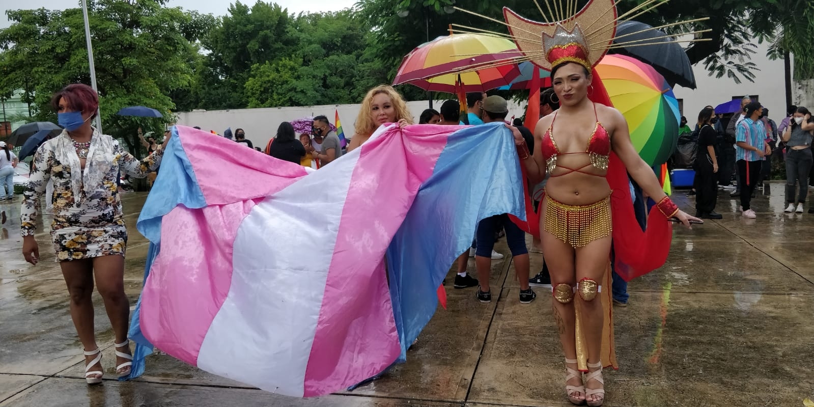 Pese a lluvia, comunidad LGBTQ+ marcha en pro de sus derechos en Mérida: FOTOS