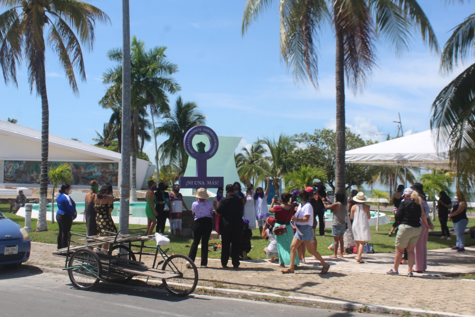 Feministas reinstalan 'Antimonumenta' en el Congreso del Estado de Quintana Roo