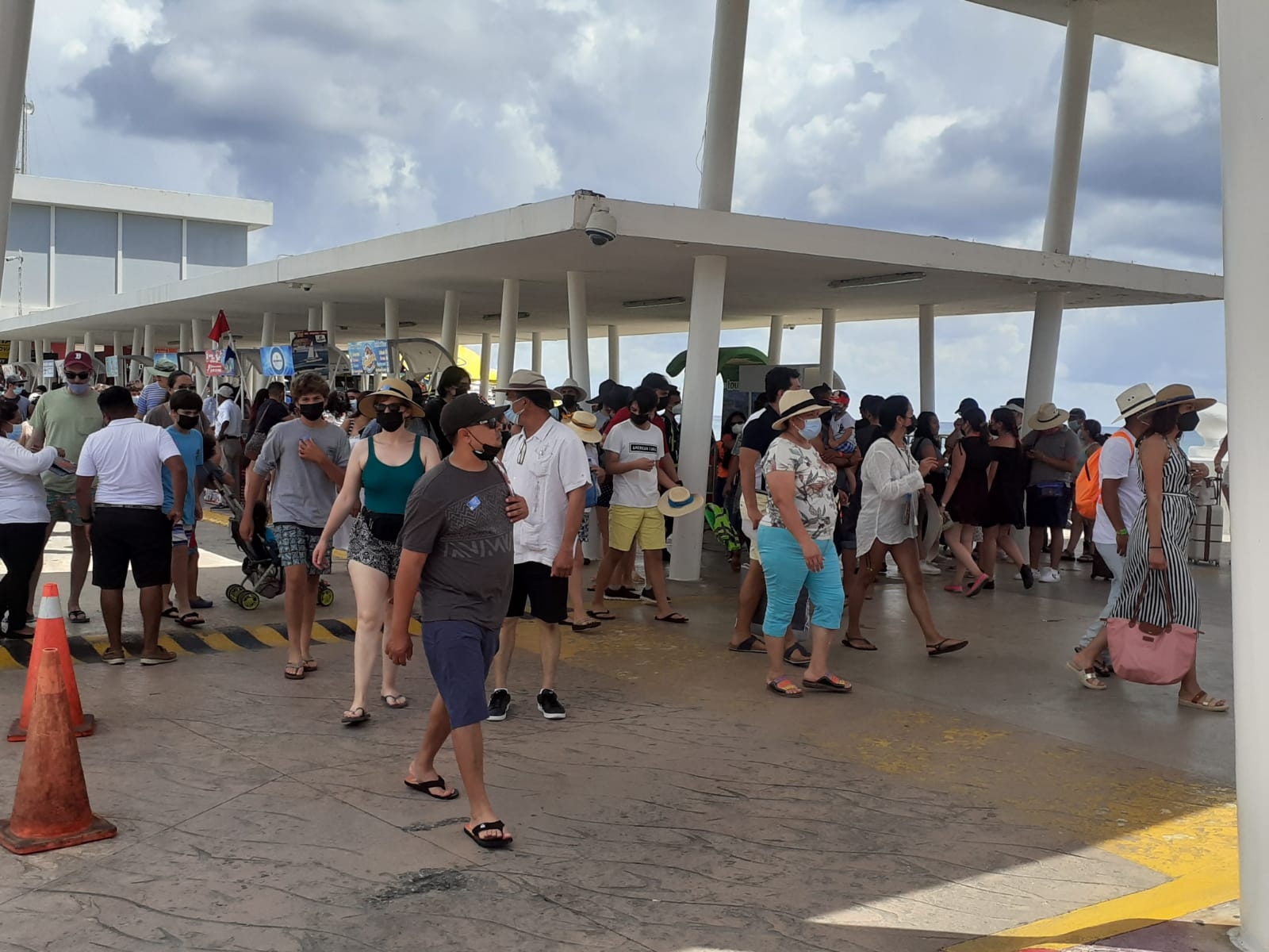 Pese a lluvias, más de mil turistas arriban a la Terminal Marítima de Cozumel