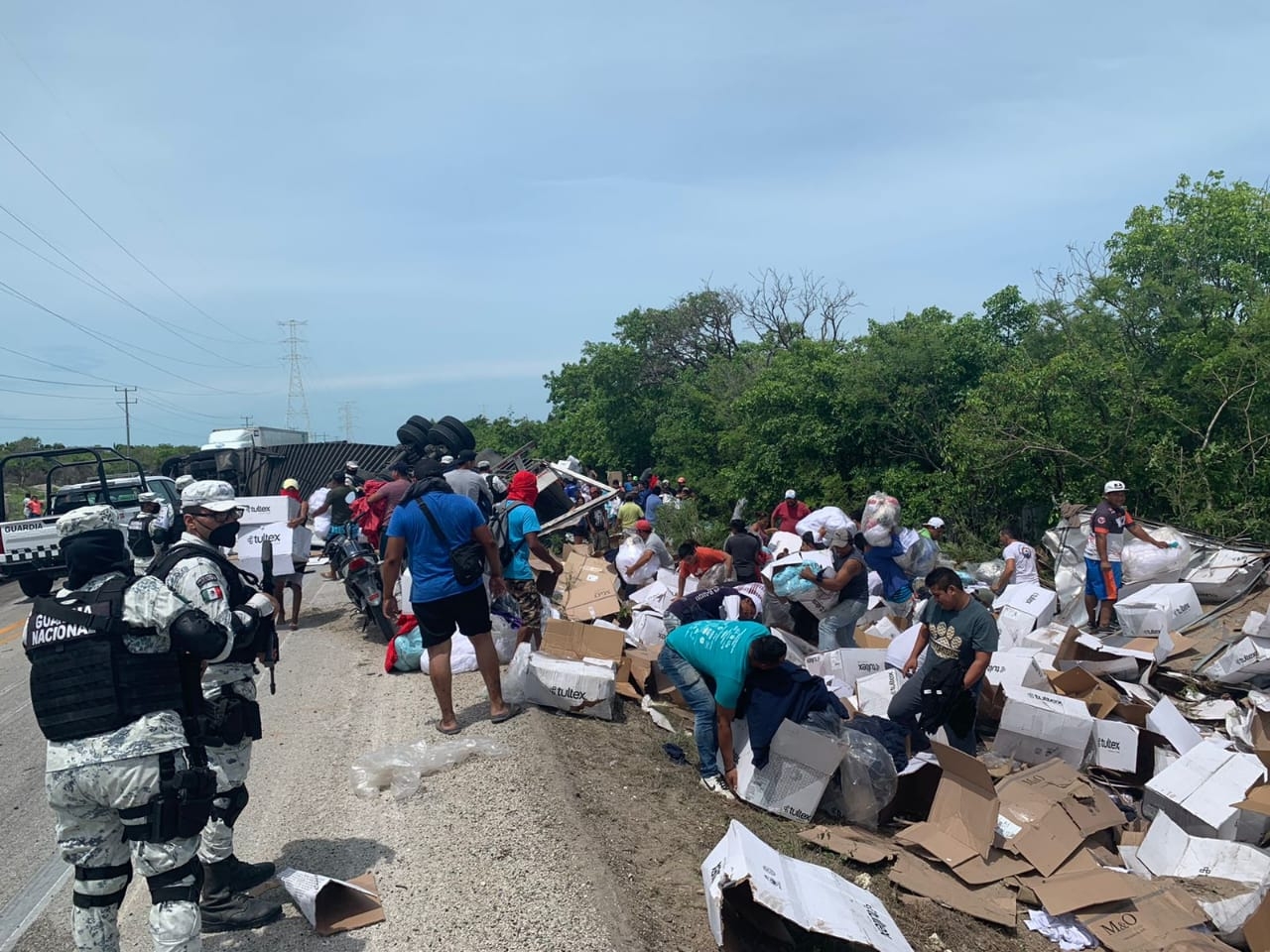 Ciudad del Carmen: Habitantes de Isla Aguada rapiñan ropa tras volcadura de tráiler