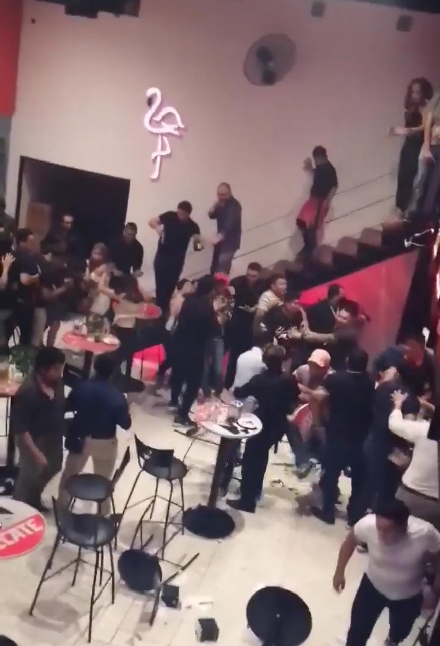 Jóvenes arman pelea campal al interior del bar 'La Condesa' en Campeche: VIDEO