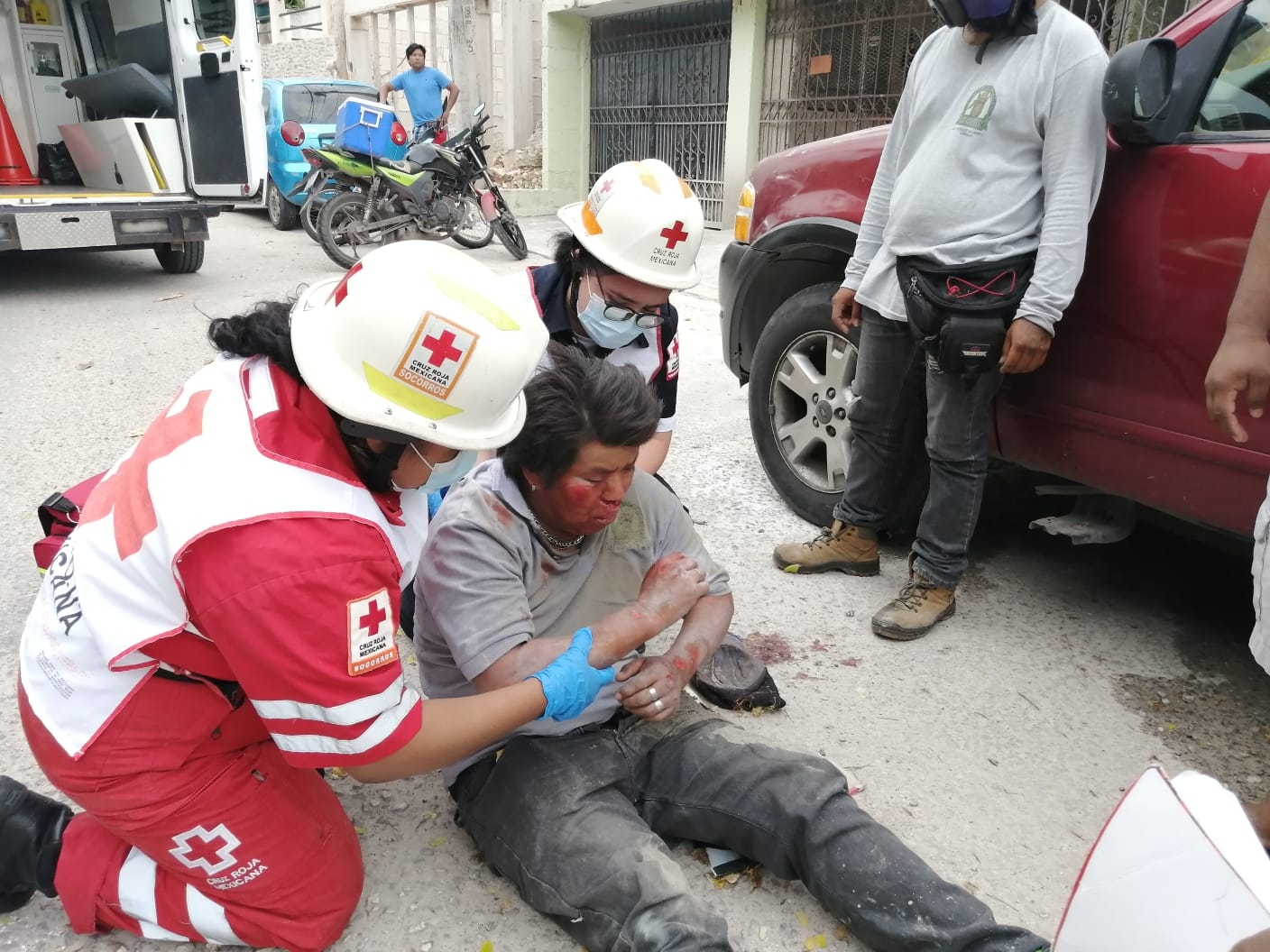 El hombre fue auxiliado por paramédicos de la Cruz Roja