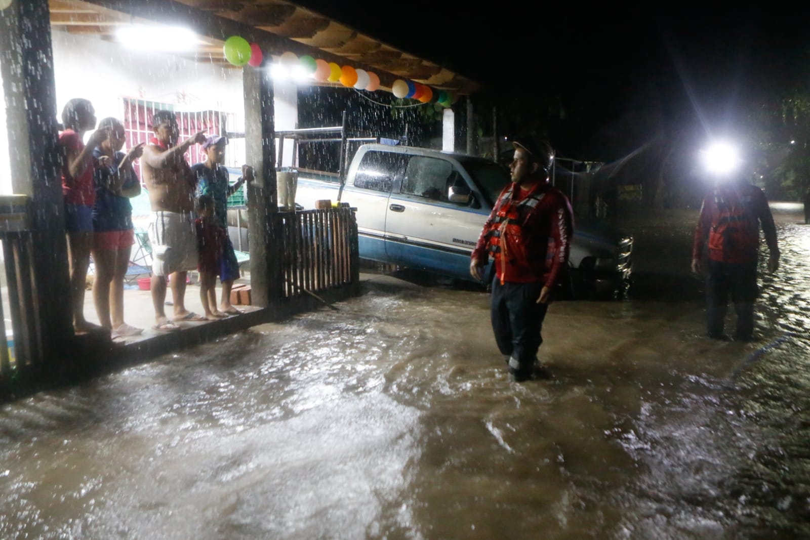 Huracán Enrique golpea fuerte en Colima y provoca daños materiales