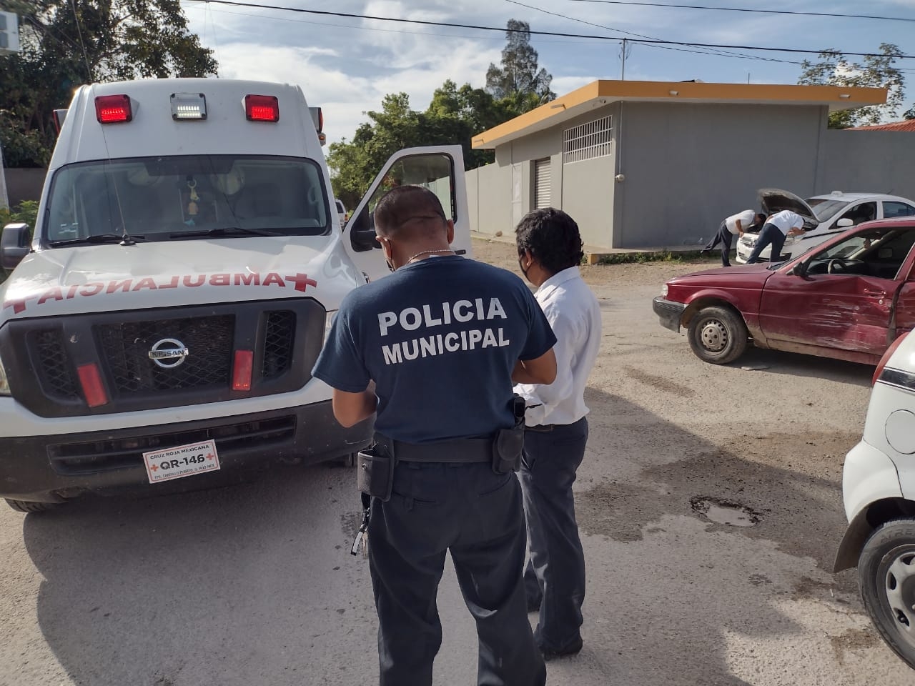 Una ambulacia arribó al lugar para atender a las personas lesionadas en el accidente en Felipe Carrillo Puerto