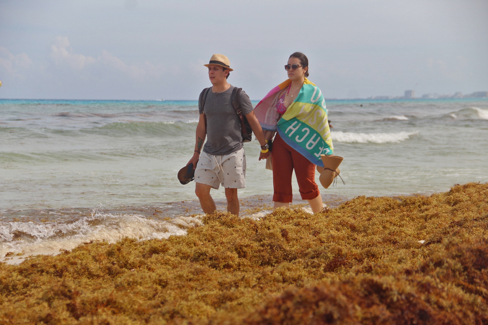 En algunas playas de Cancún se pueden ver montículos de sargazo; se ha levantado más de 19 mil toneladas de la macroalga
