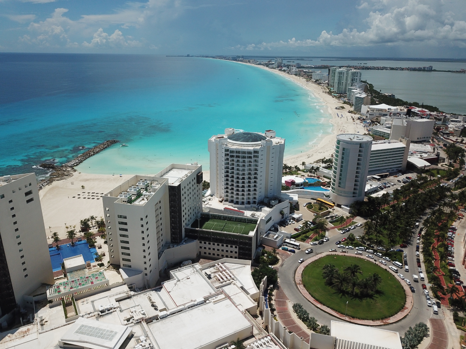 Cuelgan mensaje con amenaza a taxistas de la Zona Hotelera de Cancún