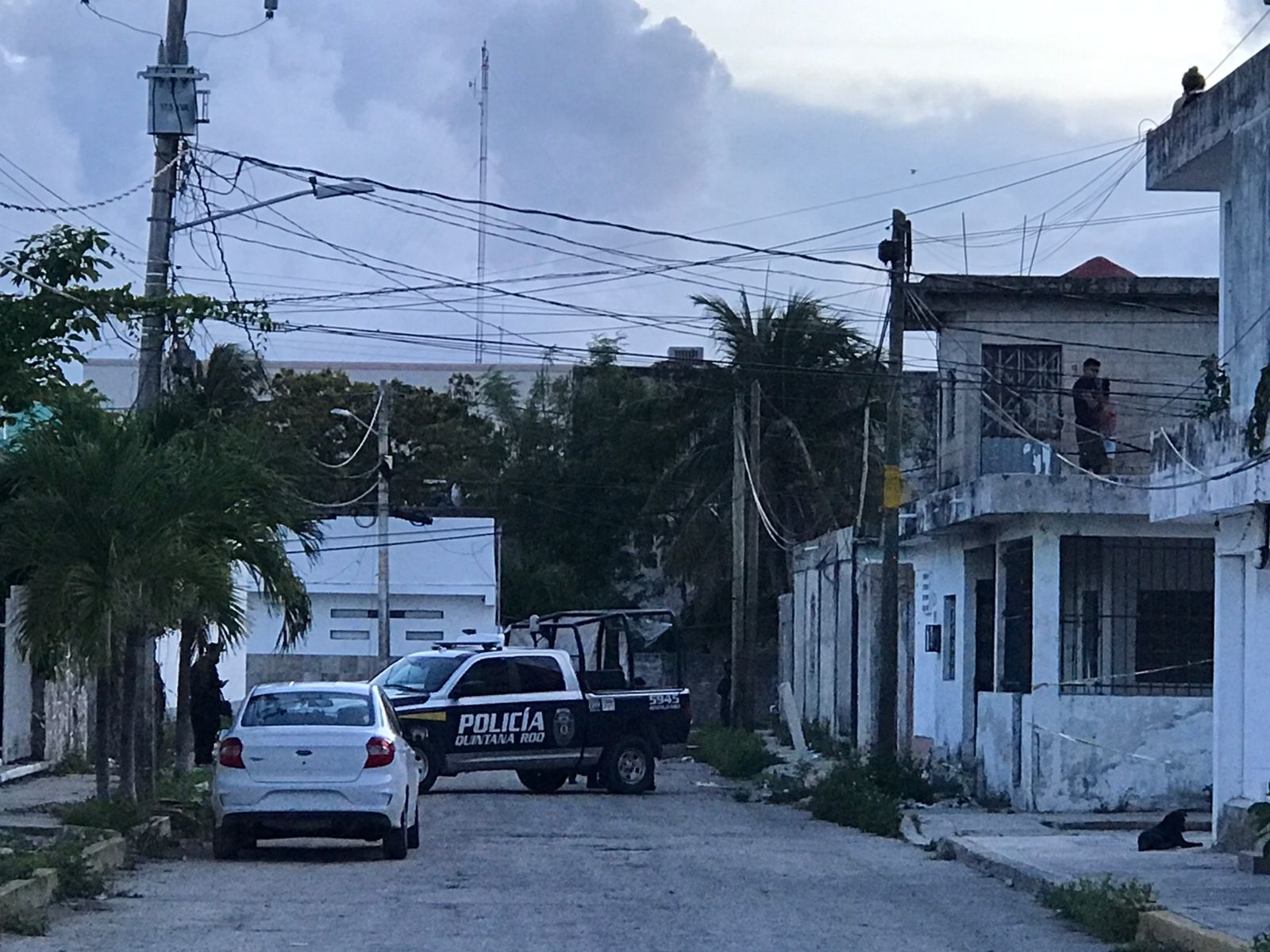 El cuerpo fue hallado la tarde de ayer; autoridades acudieron a la zona en Cancún para acordonarla y realizar investigaciones