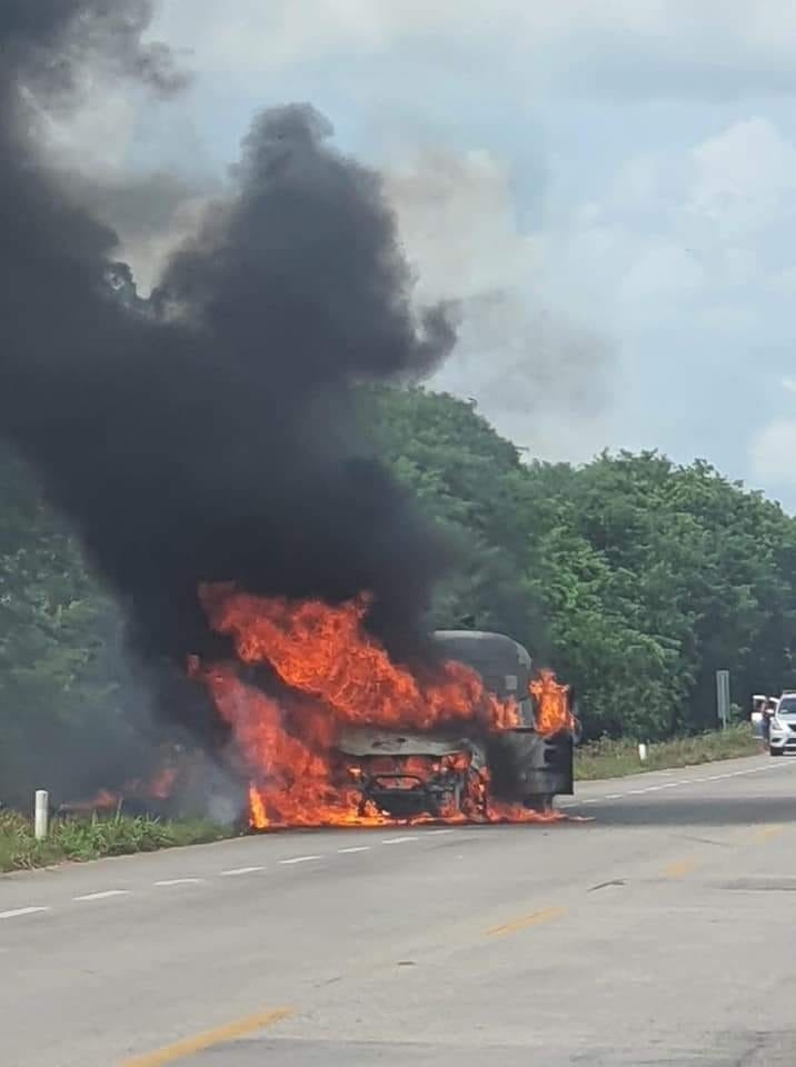 Falla mecánica provoca incendio de camioneta en carretera federal Chetumal-Cancún