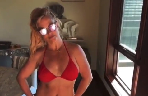 Britney Spears hace 'angelitos' en las playas de Hawái: VIDEO