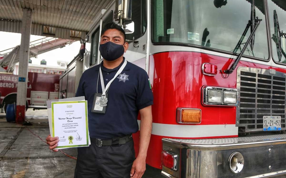 Reconocen a bomberos que rescataron a Spay y Spike del socavón de Puebla