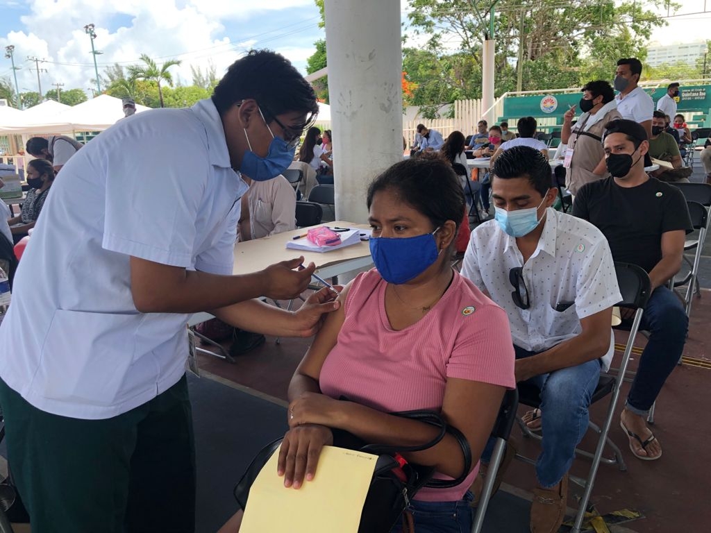 La jornada de vacunación contra COVID-19 a personas de 30 a 39 años inició a las 8:00 de la mañana en Cancún