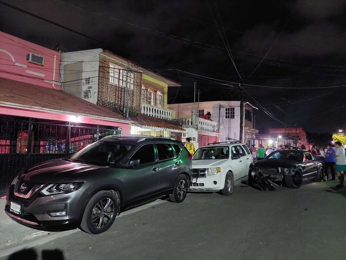 Atan a un poste a conductor ebrio que intentó huir tras aparatoso choque en Campeche