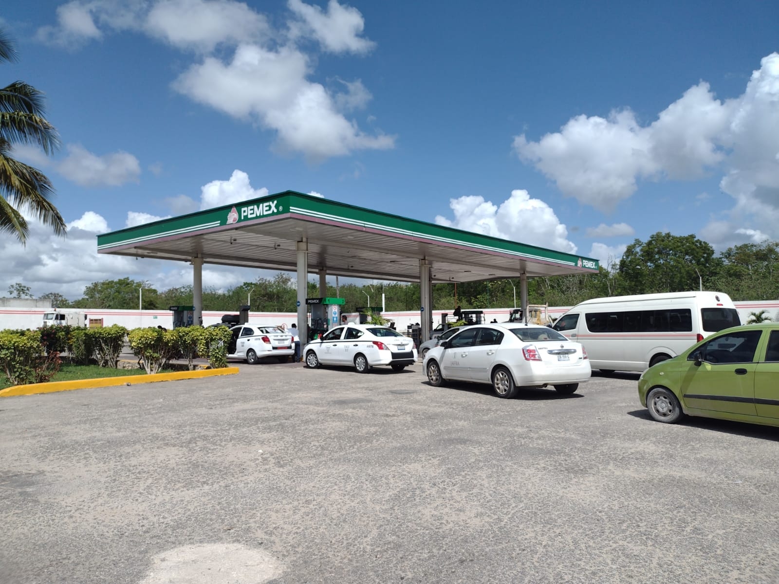 Desabasto de gasolina crea caos vial en carretera de Felipe Carrillo Puerto