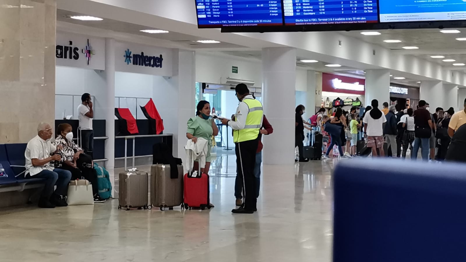 Turista extranjera 'alborota' al aeropuerto de Cancún por robo de su celular: VIDEO