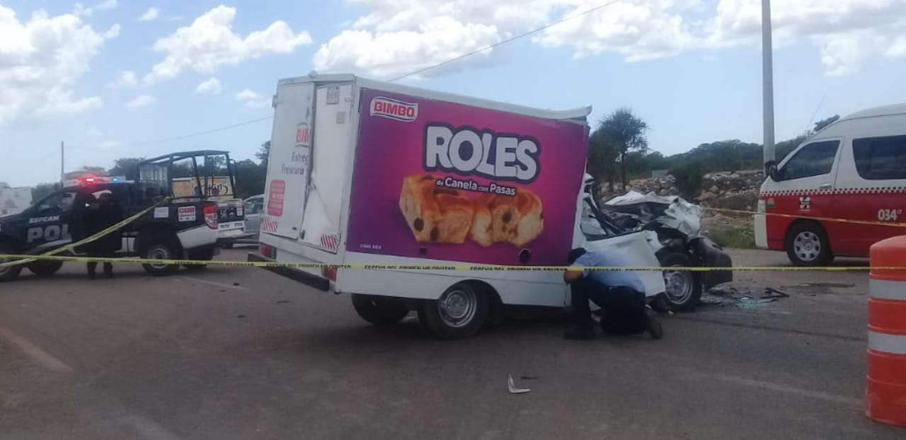 Camión de Bimbo choca contra un volquete sobre la carretera Campeche-Mérida