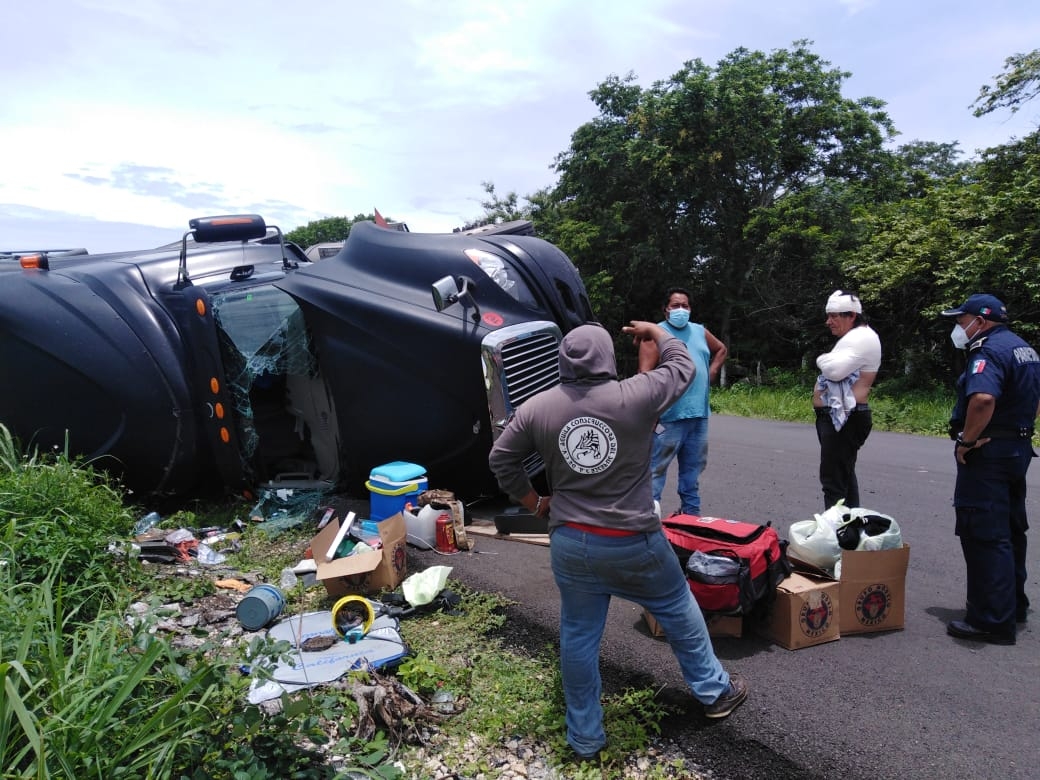 El conductor Alejandro Antonio fue llevado por ambulancia de la SSP a la clínica del IMSS de Tizimín