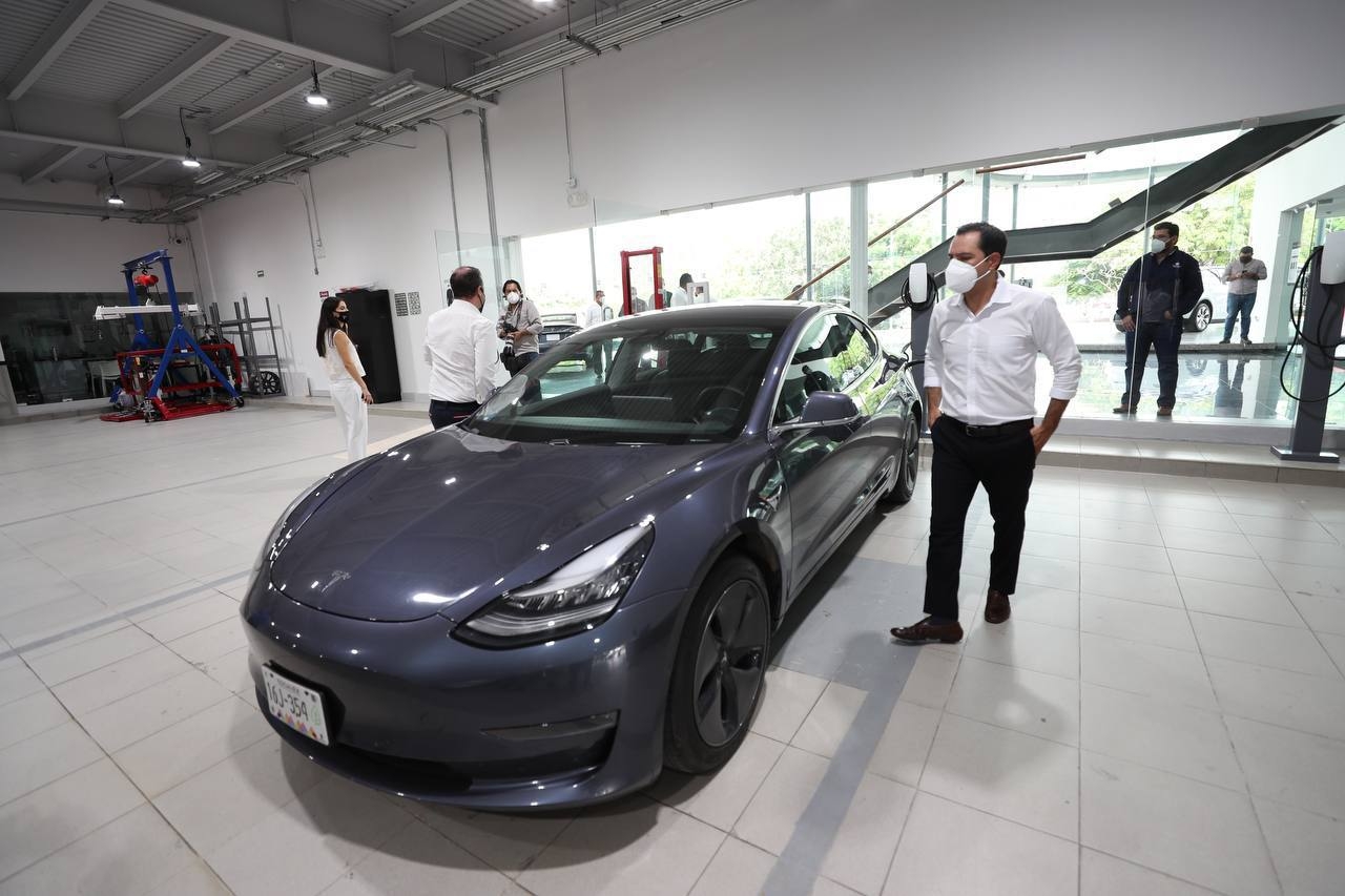 Mauricio Vila da la bienvenida a Tesla en Mérida