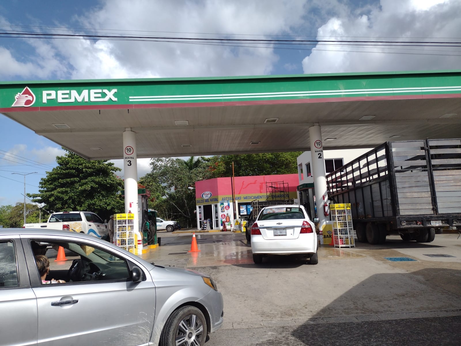 Sólo tres gasolineras funcionan en Felipe Carrillo Puerto tras desabasto de combustible