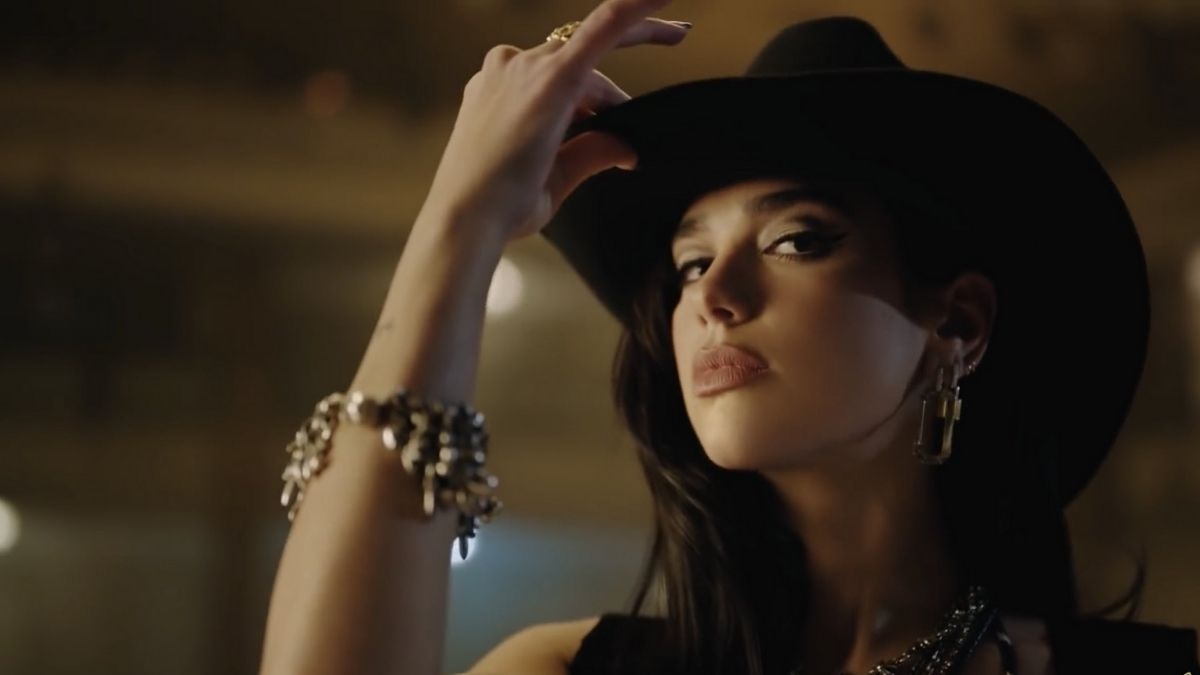 Dua Lipa estrena videoclip de ‘Love Again’ y muestra su destreza en la doma de toros