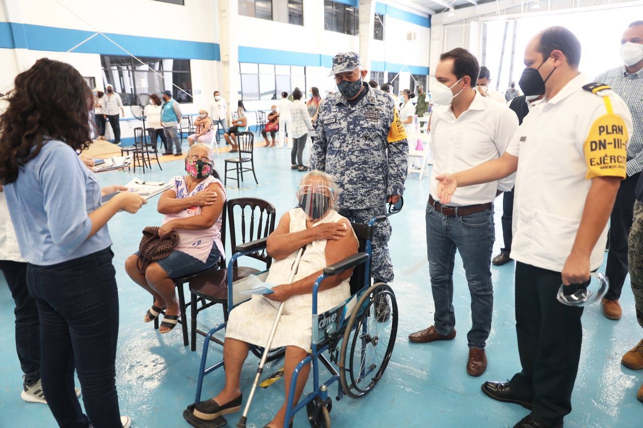 Mauricio Vila supervisa la vacunación en la Base Aérea Militar número 8