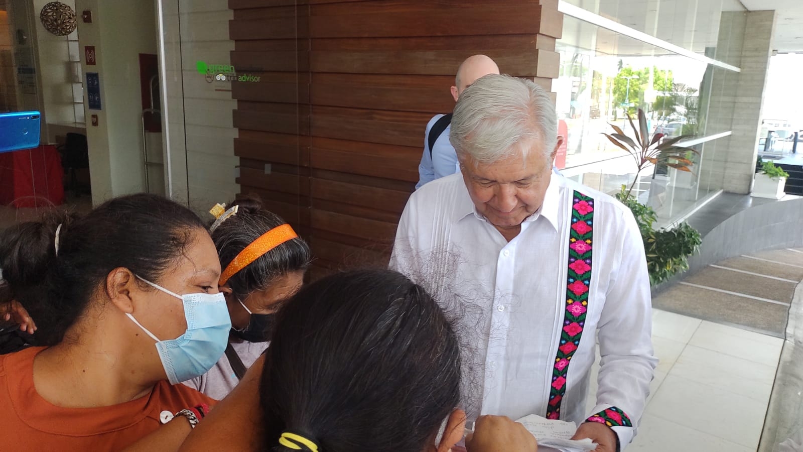 AMLO en Chetumal: Ciudadanos le entregan peticiones a su salida del hotel: VIDEO