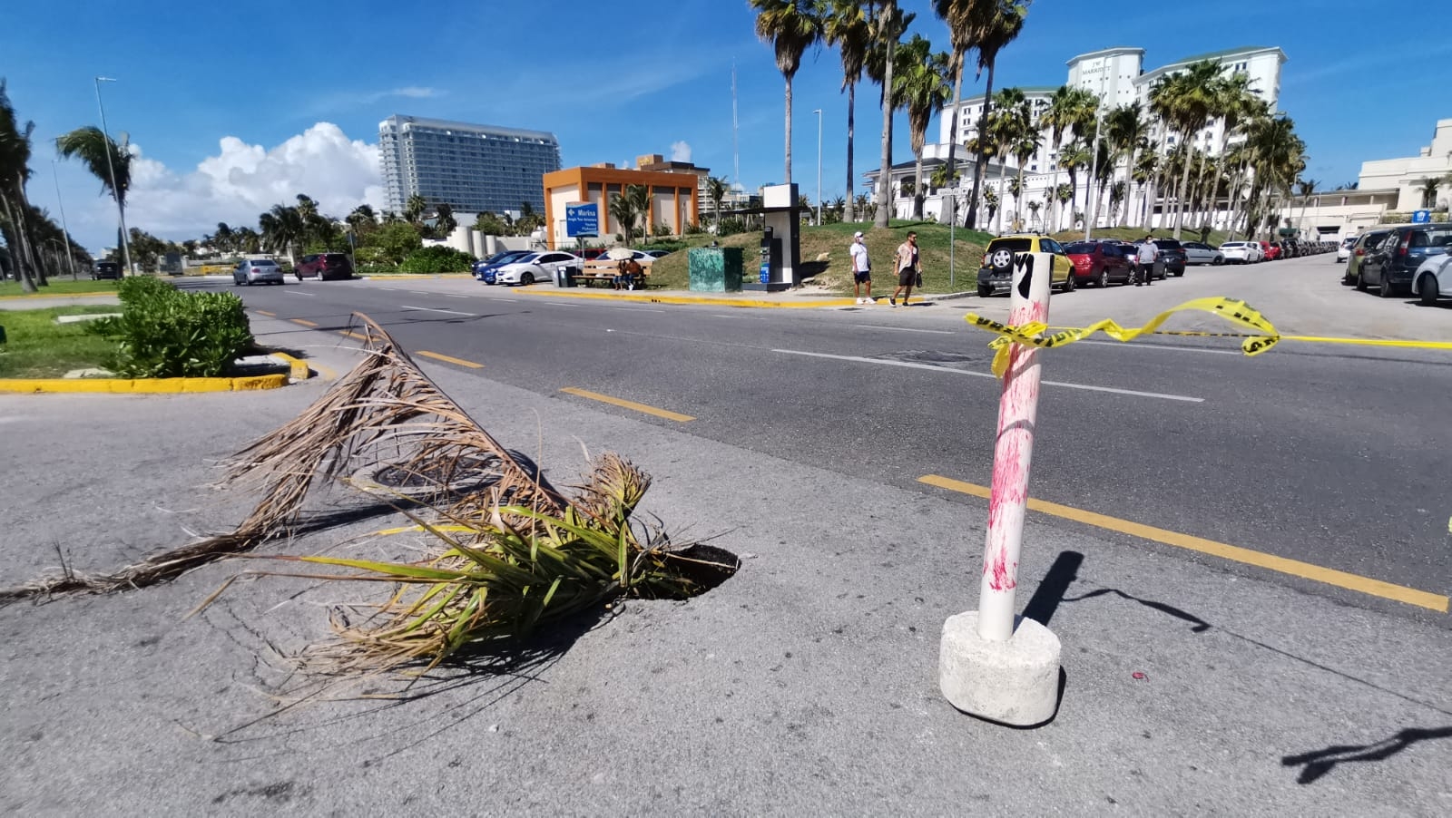 Denuncian en redes nula atención de autoridades por socavón en la Zona Hotelera de Cancún