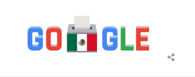 Vestido con los colores tradicionales de Google, azul, rojo y verde, se observan las icónicas letras que forman el nombre, acompañadas de una urna y una bandera de México